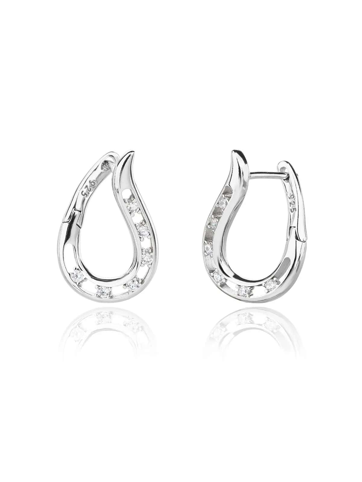 Pendientes de plata curvos y etéreos con piedras blancas